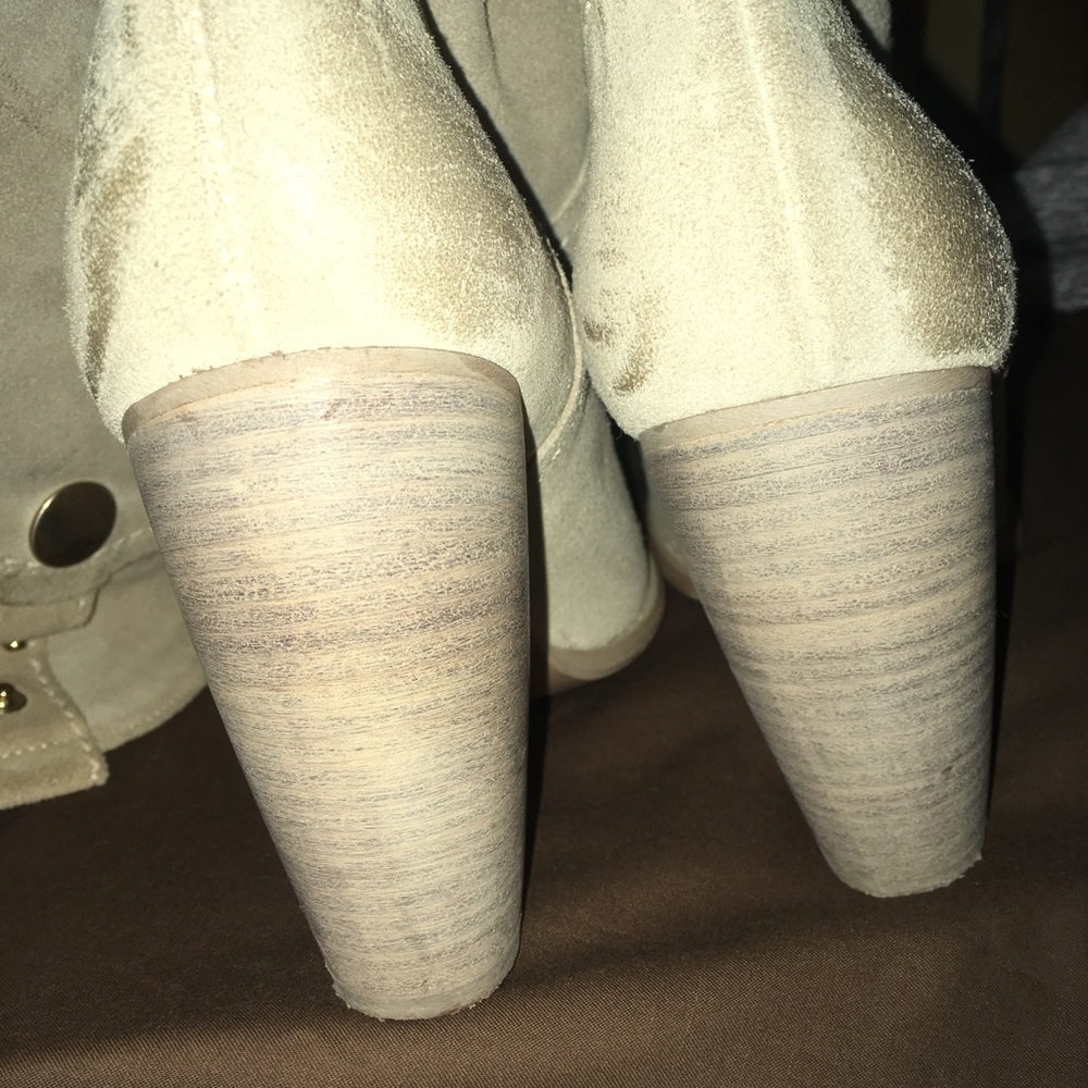 Boots - Picture 3 of 8
